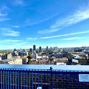 Appartement 2 Bedrooms, Seperate Recption, Full Kitchen, Free Parking, Londres